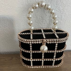 The cutest pearl bag structured